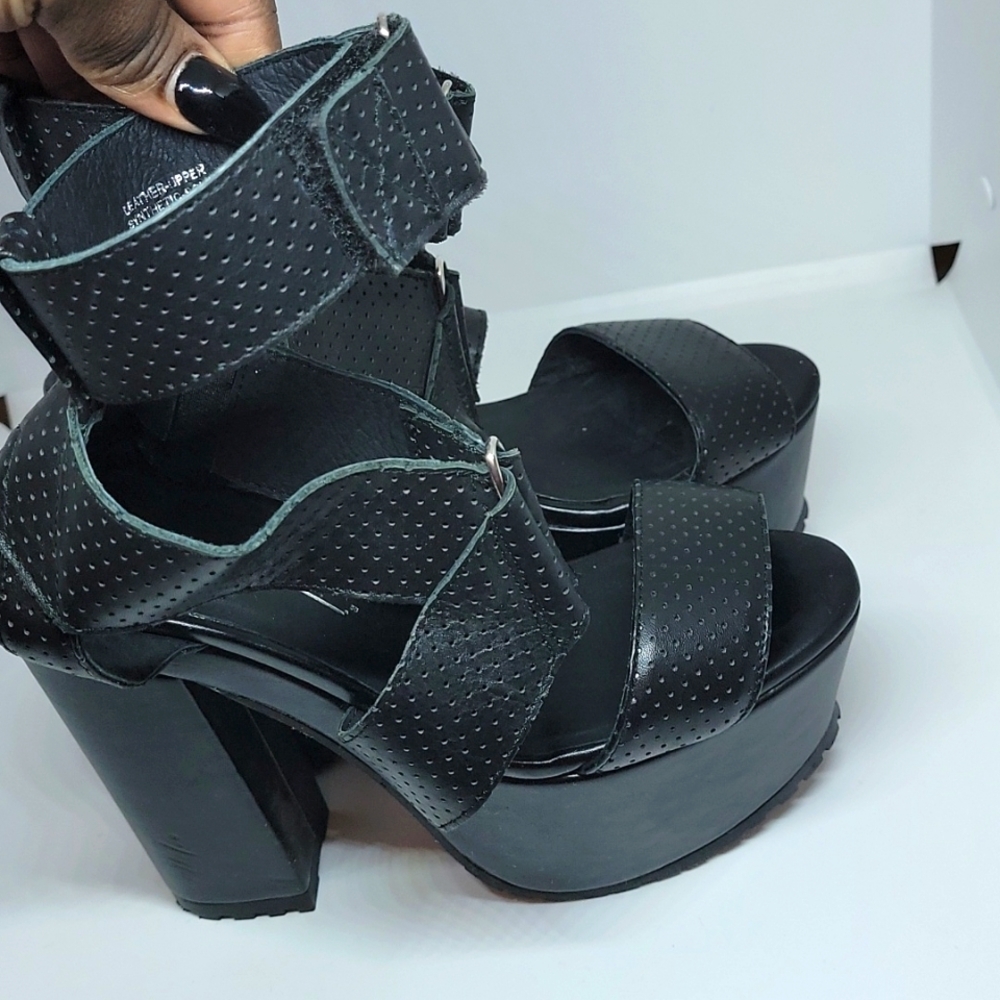 Intentionally Shinb black perforated platform sandals 7